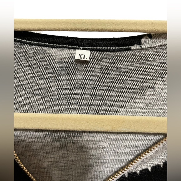 Black and grey Large Chevron knot shirt with zipper motif at V-Neck size XL - Picture 4 of 4